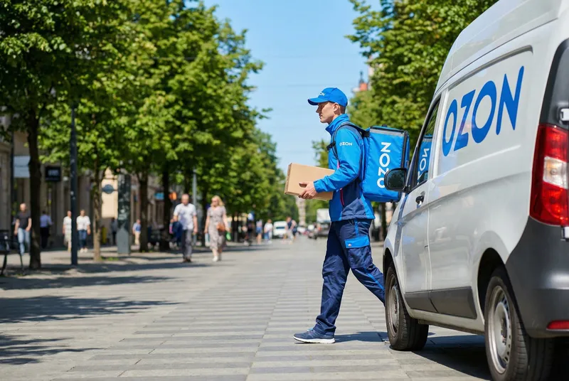 Курьер OZON на автомобиле